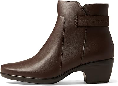 Clarks Emily Holly for women's boots.. Enjoy the simplicity of shopping with DIAYTAR NIGERIA, offering vast choices delivered in just 5-8 days.