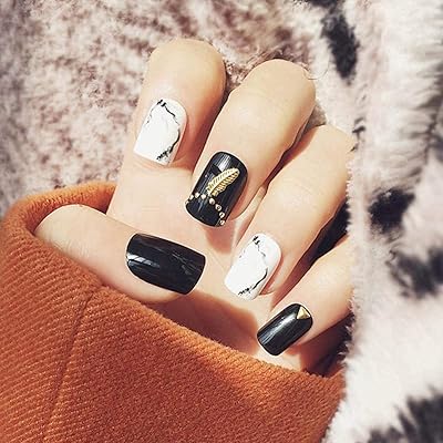 Geewiki's short, brilliant black and white square nails, for women and girls (24 pieces).. DIAYTAR NIGERIA delivers affordability and convenience with every purchase, shipped within the week.