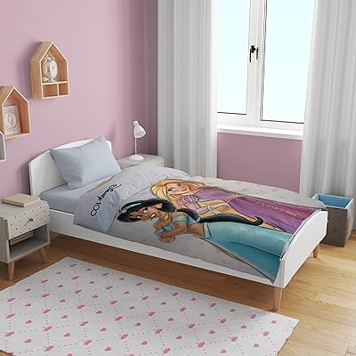 Reversible quilt Disney Princess Simple Size - Ultra Soft and Decoloring Resistant - Celebrate Disney 100th Birthday with style.. Shop smarter with DIAYTAR NIGERIA's diverse marketplace and budget-friendly nationwide delivery.
